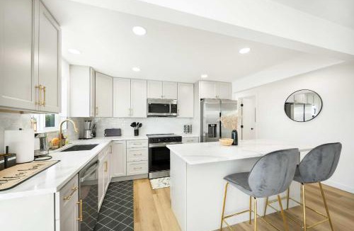 Genesee House | Modern 3BR Retreat w City Views 2 Living Spaces
