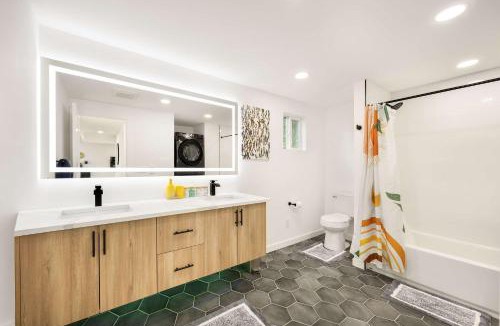 Genesee House | Modern 3BR Retreat w City Views 2 Living Spaces
