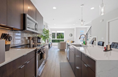 Eastlake House | Modern 4BR w Rooftop - Space Needle - Lake View