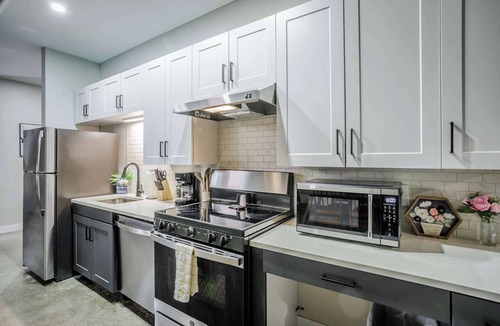 Downtown Cincinnati Apartment | Modern 5BR | Textile by CozySuites