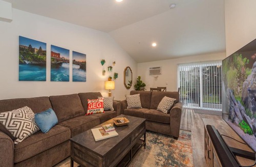 Spokane Valley Apartment | Modern and Stylish KING bed Wifi FREE Parking