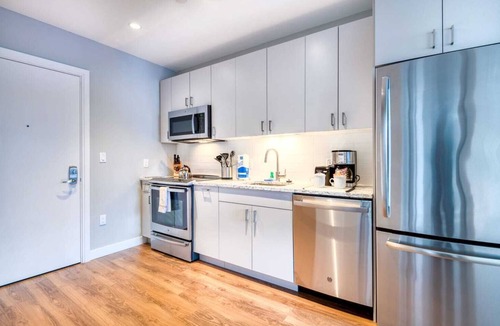 Seaport District Apartment | Modern Apt with Water Views and Gym