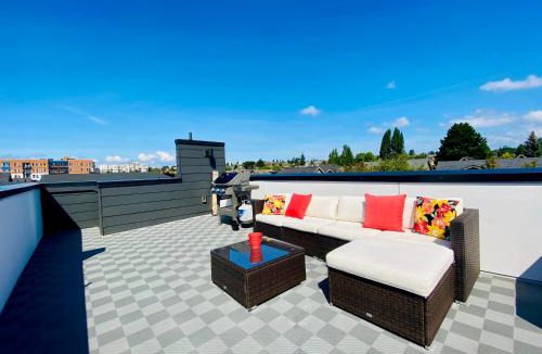 West Woodland Apartment | Modern Ballard Townhouse - 92 Walkscore & Rooftop!
