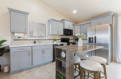 Caldwell House | Modern Caldwell Home | Near Freeway & Shopping | Sleeps 10