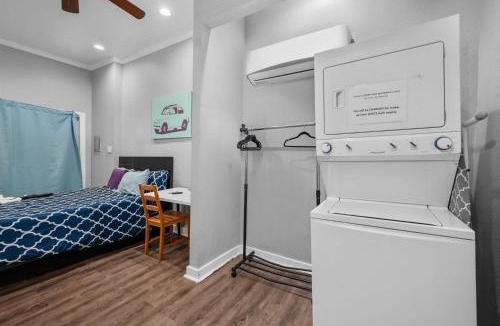 Neartown Apartment | Modern & Chic Montrose Studio - Prime Location & Free Parking