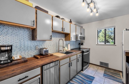 Sunriver Condo | Modern Condo with Community Hot Tub and Pool
