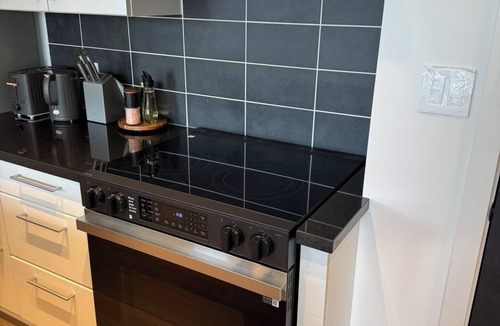 Central Apartment | Modern Downtown Vancouver 1BR w/Secure Parking