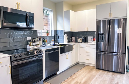 Judkins Park House | Modern, Family Friendly, King Bed, AC, 65in TV Prime Location