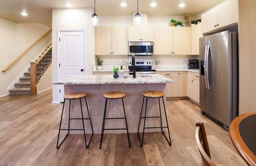 Caldwell Condo | Modern Family Townhome Near Downtown Caldwell | Sleeps 10