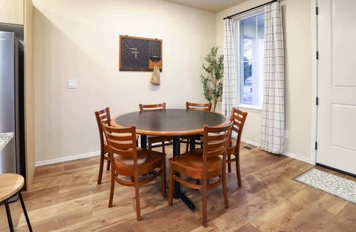 Caldwell Condo | Modern Family Townhome Near Downtown Caldwell | Sleeps 10