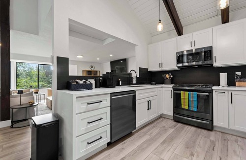 Artondale House | Modern Forest Retreat: Dog Friendly, Scenic Views