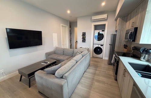 Okanagan-Similkameen Apartment | Modern Lake View Basement Suite.