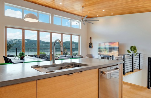 Hood River House | Modern Luxury 4BR Townhome w/Gorge Views - Walk to Hood River Downtown