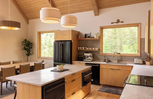 Irwin Cabin | Modern Mountainside Cabin with Hot Tub + Views