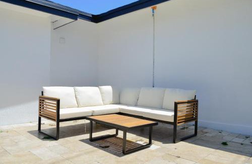 Pinewood Park House | Modern Oasis 4 bedroom 2 bathroom- Sleeps 12
