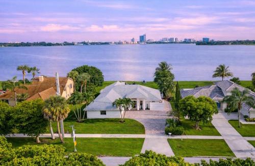 West Palm Beach House | Modern Oasis Pool, Fire Pit Near DT