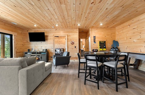 Hemp Cabin | Modern Rustic Log Cabin-Dog Friendly-Fenced-Views-Hot Tub