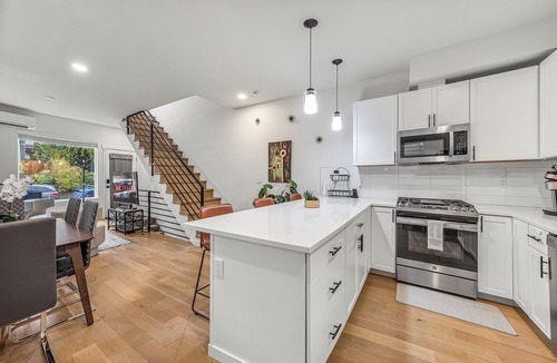 University District House | Modern Seattle Home w/Rooftop Views | Near UW