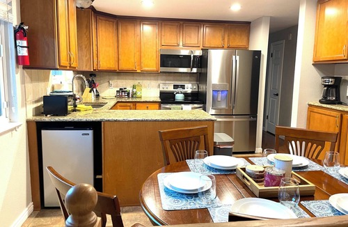 Lamar Heights Area House | Modern & Spacious - 5 King Beds With Private Backyard Oasis & Sunroom