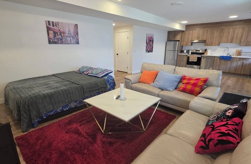 Chestermere House | Modern & Spacious Suite with 1 king bed, 2 Queen, kitchen, Hot tub and Parking!