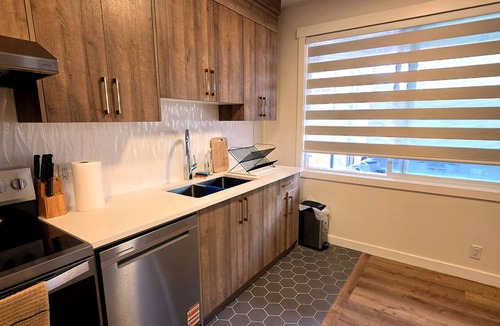 Chestermere House | Modern & Spacious Suite with 1 king bed, 2 Queen, kitchen, Hot tub and Parking!