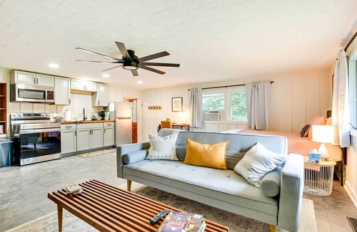 Ballston Spa Apartment | Modern Studio < 13 Mi to Saratoga Racetrack!