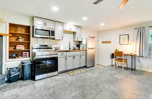 Ballston Spa Apartment | Modern Studio < 13 Mi to Saratoga Racetrack!