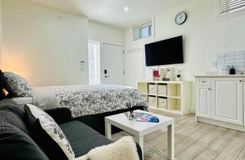 Vancouver South House | Modern Studio for 2 - Near SkyTrain to Downtown - Free Parking