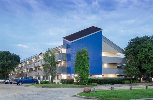 Broadmoor Apartment | Modern Studio with King Bed and Queen Sofa Sleeper In Central Baton Rouge
