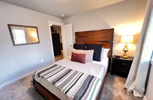 Spokane Valley House | Modern Style KING bed Free Wi-Fi with Garage