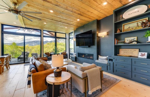 Turnerville House | Modern Turnerville Cabin w/Hot Tub & Scenic Views