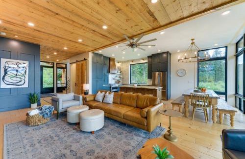 Turnerville House | Modern Turnerville Cabin w/Hot Tub & Scenic Views