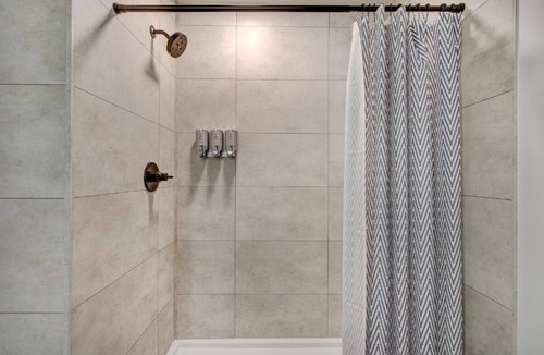 Silverthorne Hotel | Modern Urban Escape – 2x Boutique Units for Groups | Walk to Top Attractions
