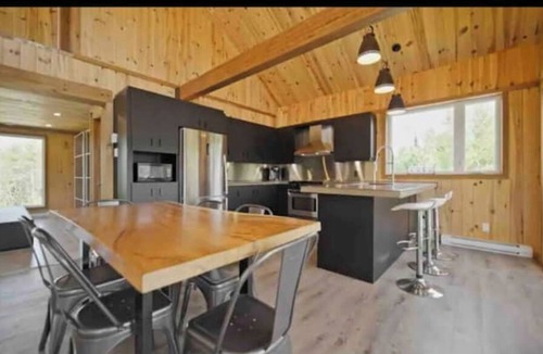 Riviere-a-Pierre Ski Chalet | Modern, warm and intimate chalet