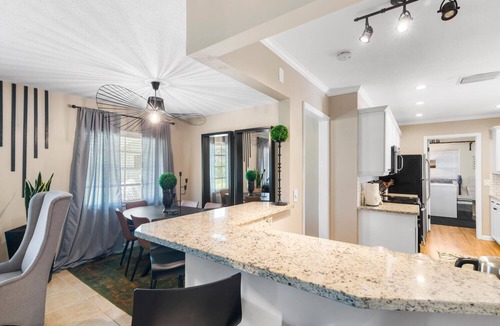 Tropic Palms House | Modern Zen Theme 1 mile from beach with jacuzzi