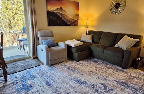 Winthrop Apartment | Moon River Suite-River Views, Dog Friendly, Walk to Winthrop!