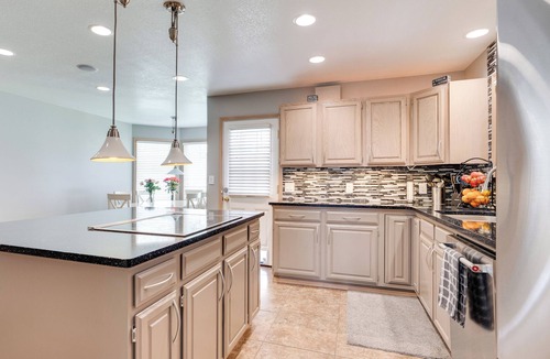 Moses Lake Cottage | Moses Lake Vacation Rental w/Hot Tub & Game Room