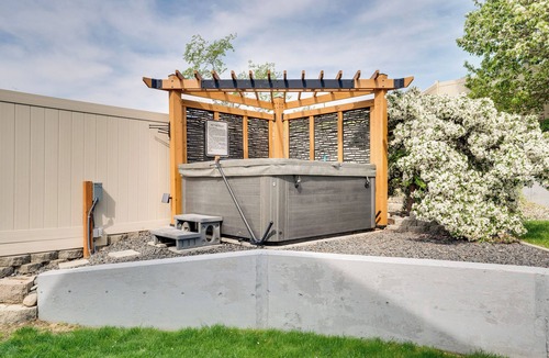Moses Lake Cottage | Moses Lake Vacation Rental w/Hot Tub & Game Room