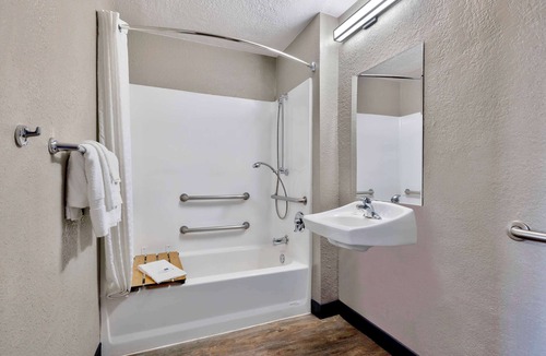 Northeast Anaheim Hotel | Motel 6 Anaheim, CA - Fullerton East