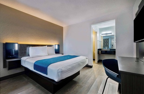 Northeast Anaheim Hotel | Motel 6 Anaheim, CA - Fullerton East