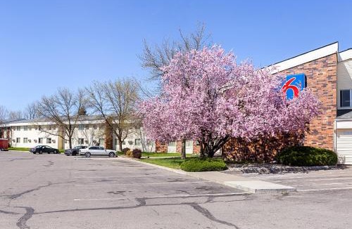 Spokane Valley Hotel | Motel 6-Spokane, WA - East