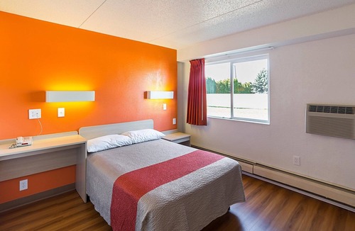 Spokane Valley Hotel | Motel 6 Spokane, WA - East
