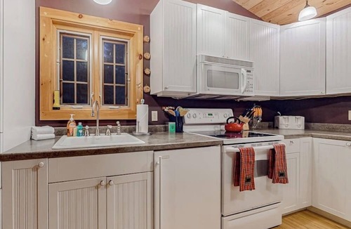 Weston House | Mountain cabin by skiing with fireplaces & well-equipped kitchen - dog-friendly