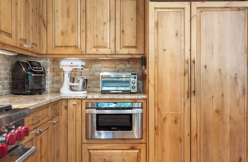 Intermountain Ski Chalet | MOUNTAIN MODERN CHALET with hot tub, fire pit, on bus route
