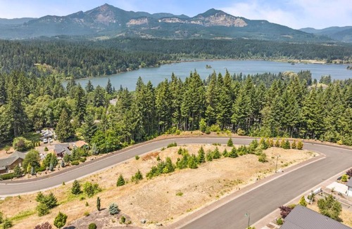Cascade Locks House | Mountain-View Retreat with Hot Tub & Waterfalls