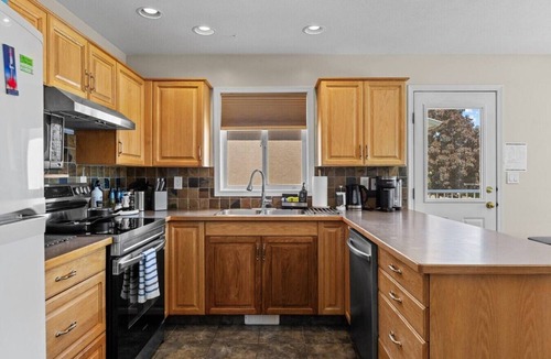 North Glenmore House | Mountain Views & Private Pool, Kelowna