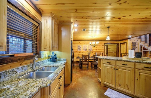 Hochatown Cabin | Multisport court + Theater + Pool Table + 4 King Beds + Privacy & Prime Location