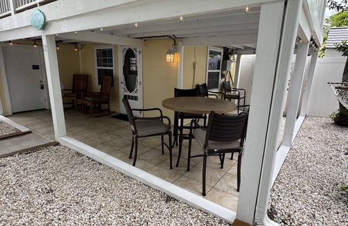 Wrightsville Beach Cottage | Nestled between the BEACH & BANKS CHANNEL- walk to PIER, RESTAURANTS & GROCERY!
