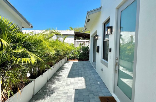 Poiciana Park II House | NEW 1BR 1.5BA Modern Palm Beach Cottage