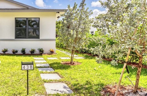 Poiciana Park II House | NEW 1BR 1.5BA Modern Palm Beach Cottage
